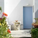 Flora & Agelos - Paros *