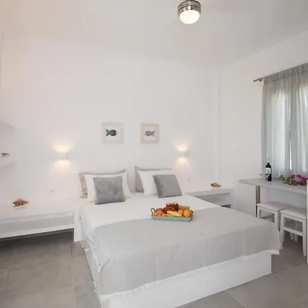 Flora & Agelos * Chrisi Akti (Paros)