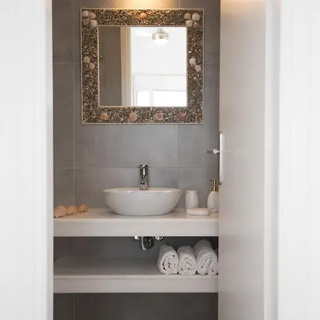 Flora & Agelos * Chrisi Akti (Paros)