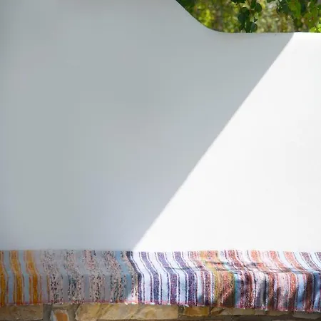 Flora & Agelos Daire Chrisi Akti (Paros)