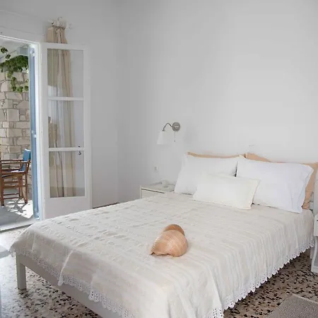 Daire Flora & Agelos Chrisi Akti (Paros)