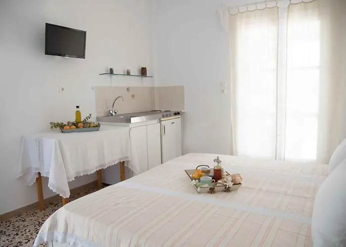 Flora & Agelos - Paros * Chrisi Akti (Paros)