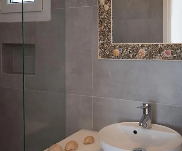 Flora & Agelos - Paros * Chrisi Akti (Paros)