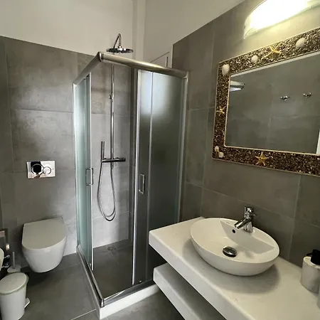 Flora & Agelos Apartamento