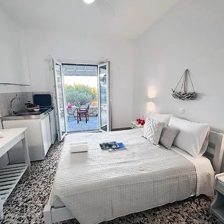 Flora & Agelos Studios Apartment