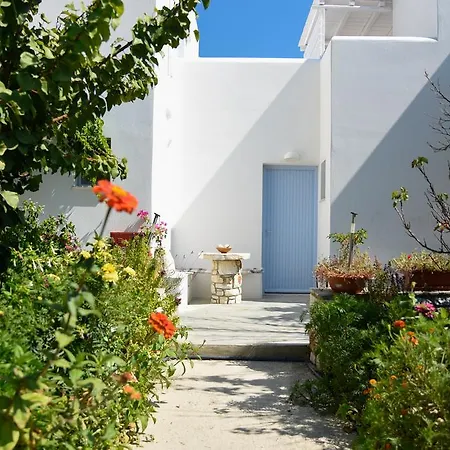 Flora & Agelos Chrisi Akti (Paros)